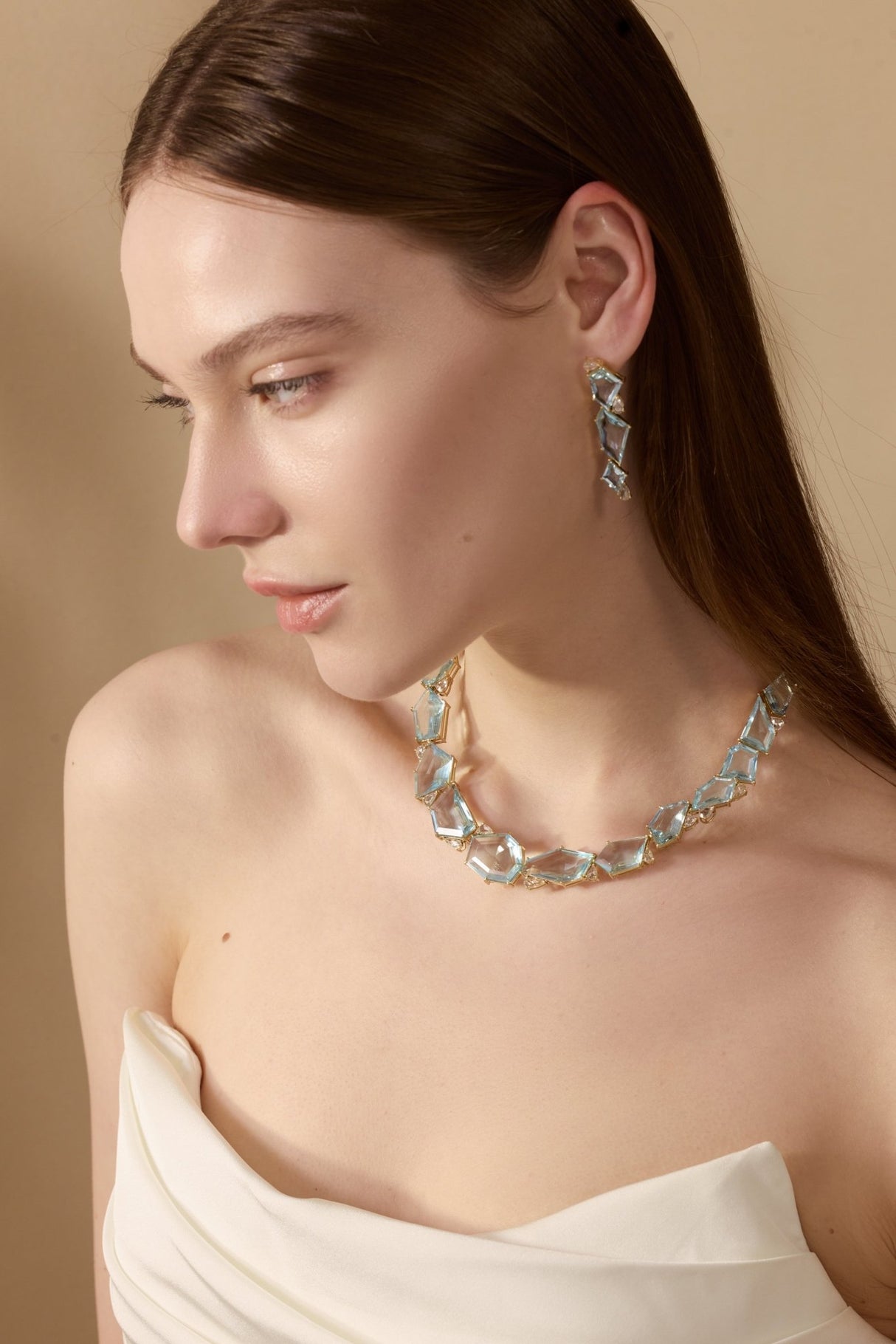Aquamarine Contour fine jewelry Necklace in 18k gold on model 2