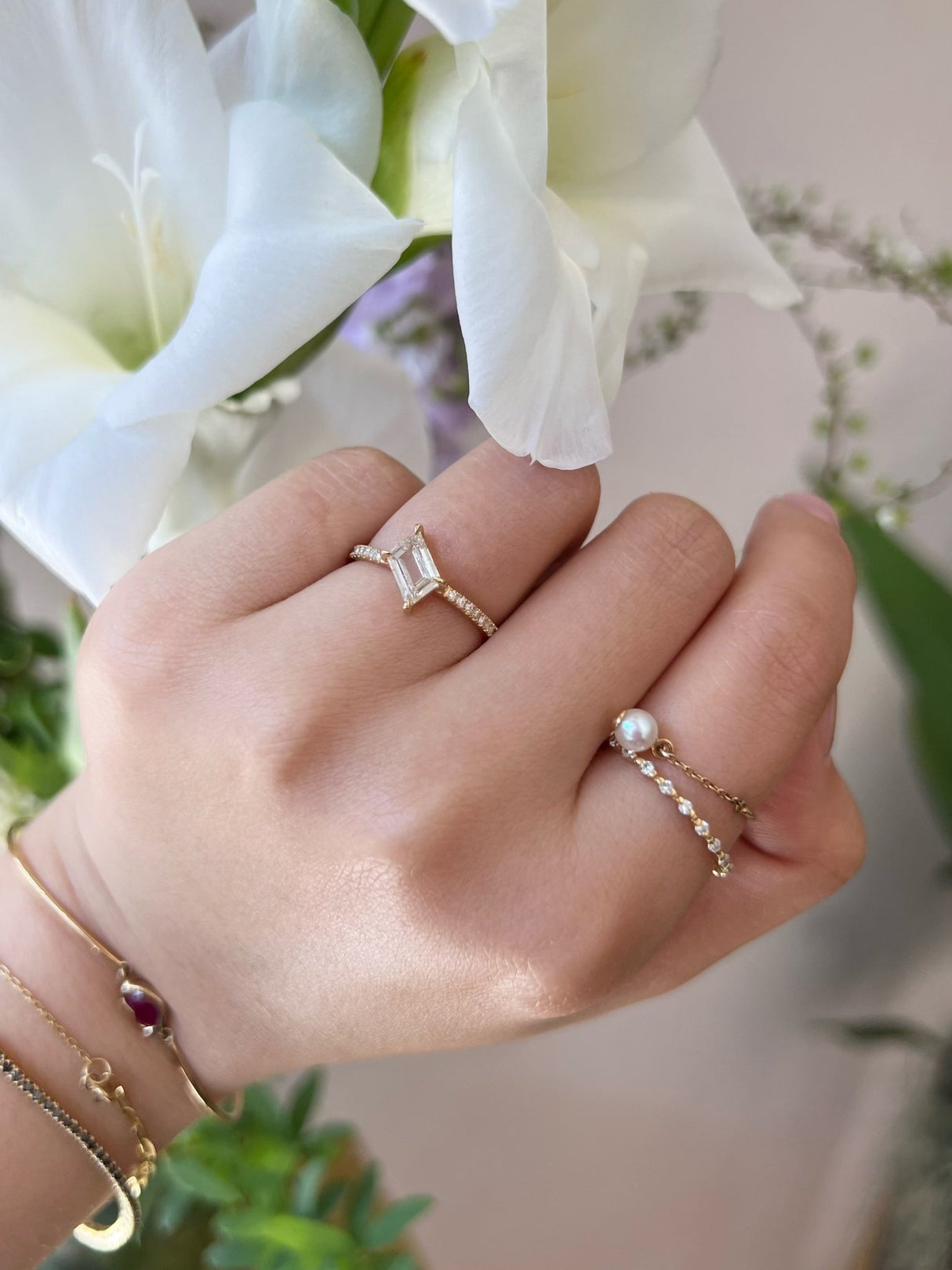 Diamond Contour Ring 18k gold engagement ring on model