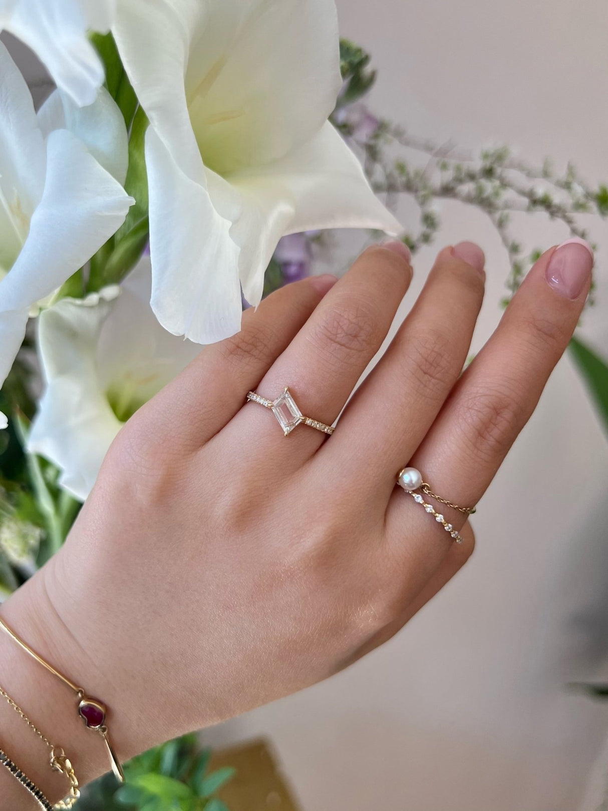 Diamond Contour Ring 18k gold engagement ring on model