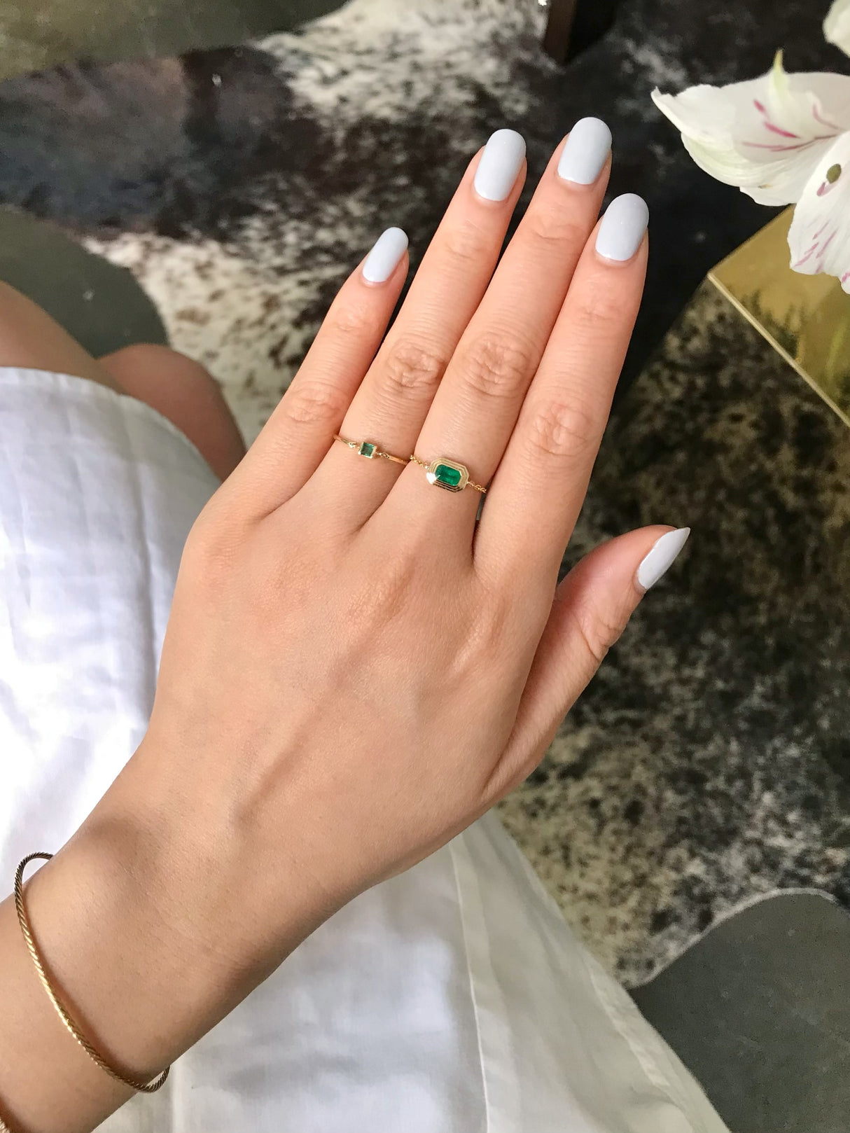 Emerald Frame Chain Ring 18k gold Stackable ring on model