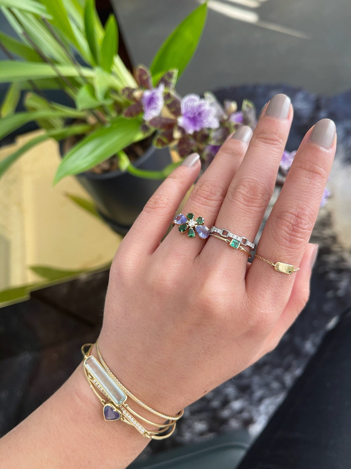 Flora Ring 18k gold stackable ring on model 2