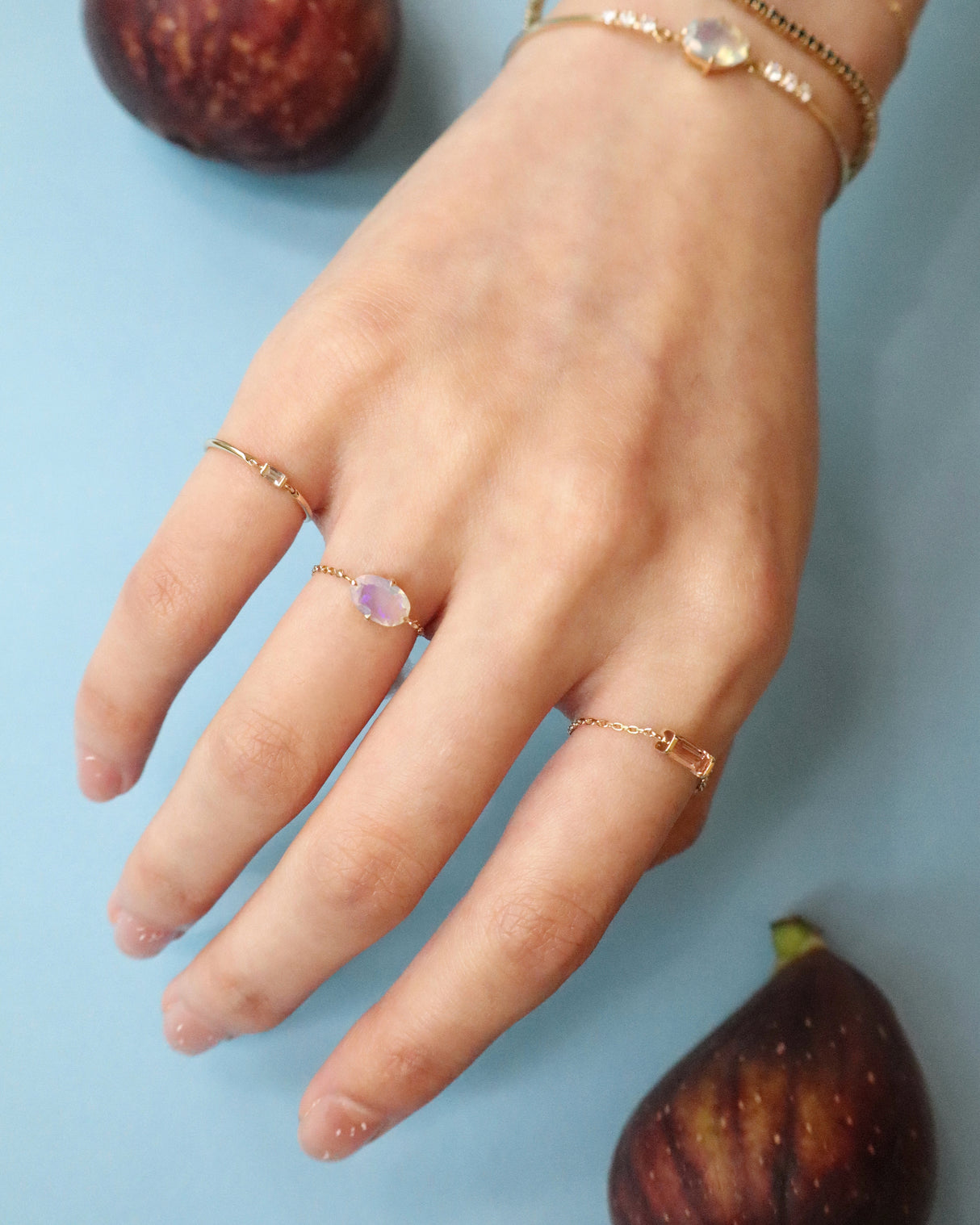 Jelly_Opal_Diamond_Chain_Ring_18K_gold_stackable_ring_on_model_2