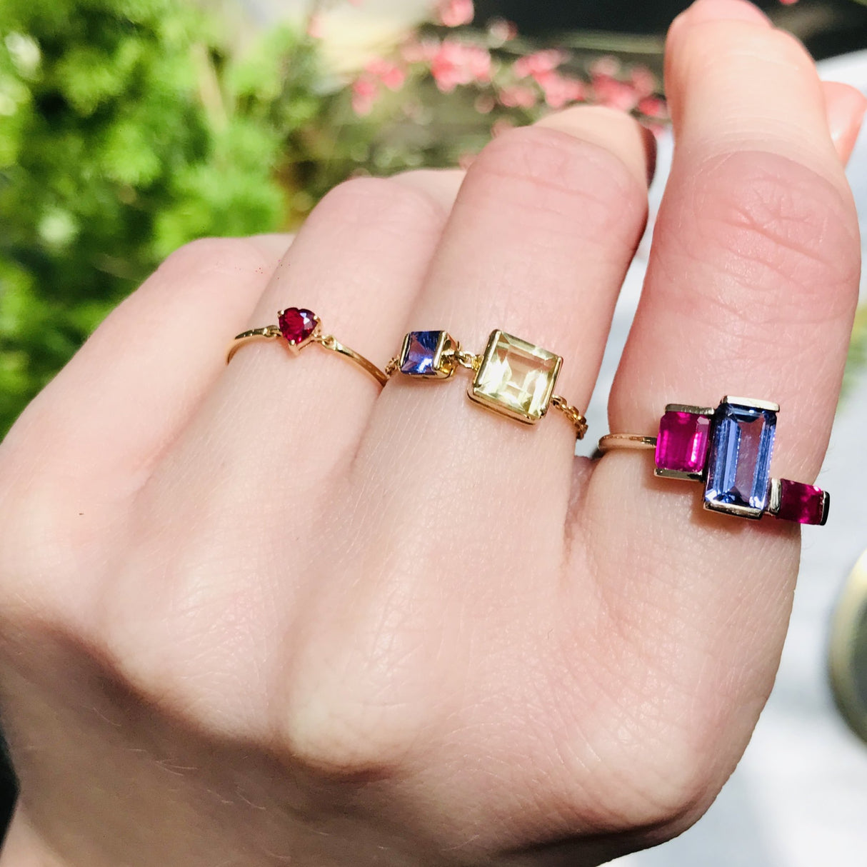 Lemon Quartz & Tanzanite Chain Ring 18k gold Stackable ring on model