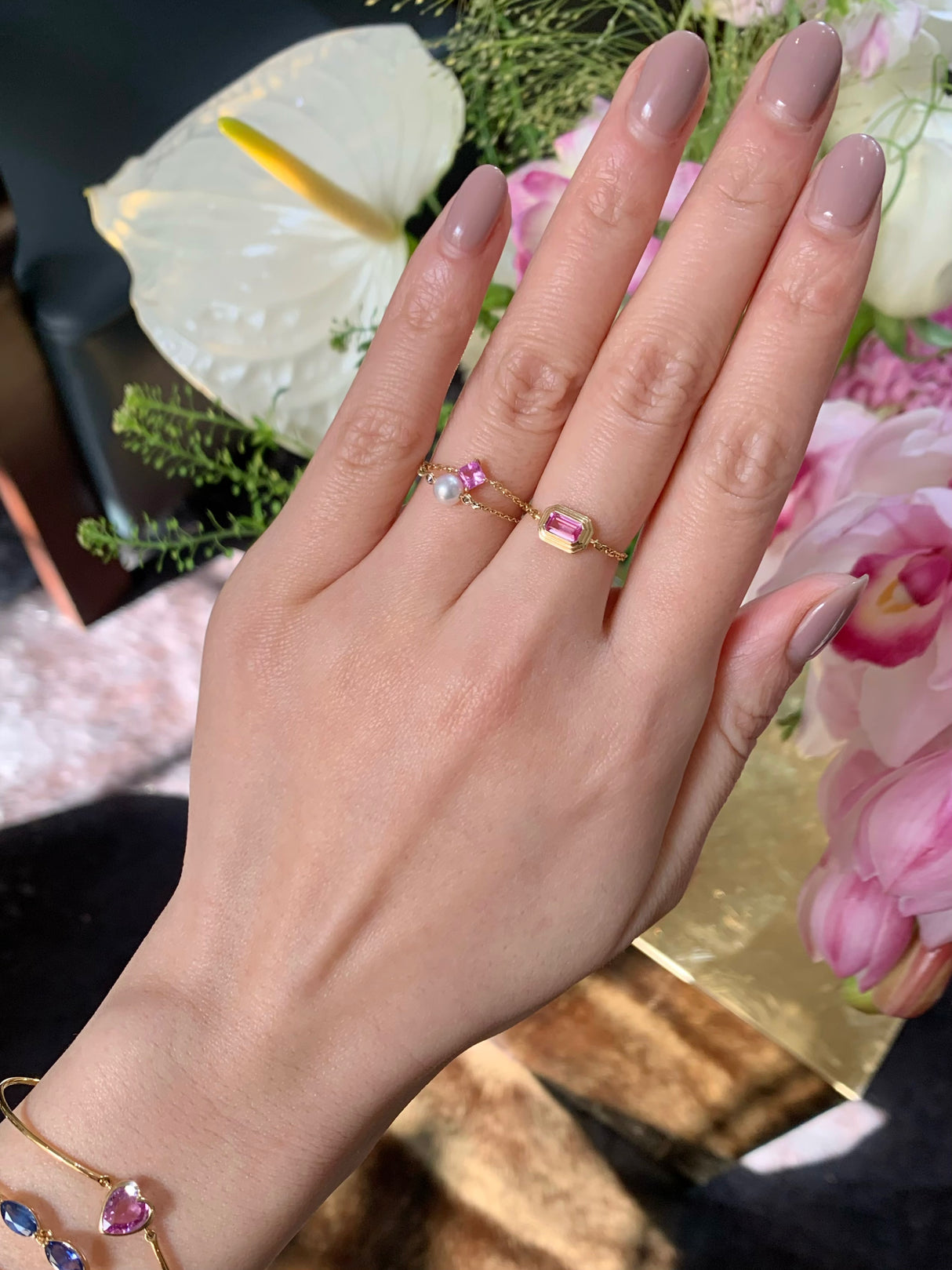 Pink Sapphire Frame Chain Ring 18k gold Stackable ring on model