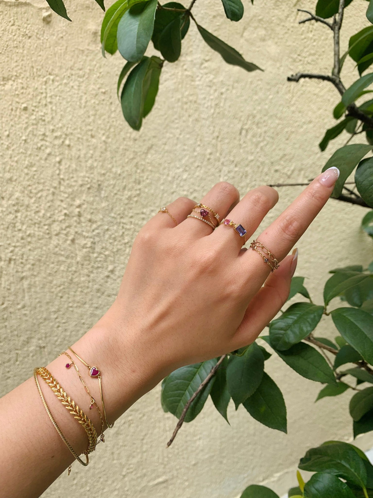 Tanzanite & Pink Sapphire Chain Ring 18k gold Stackable ring on model