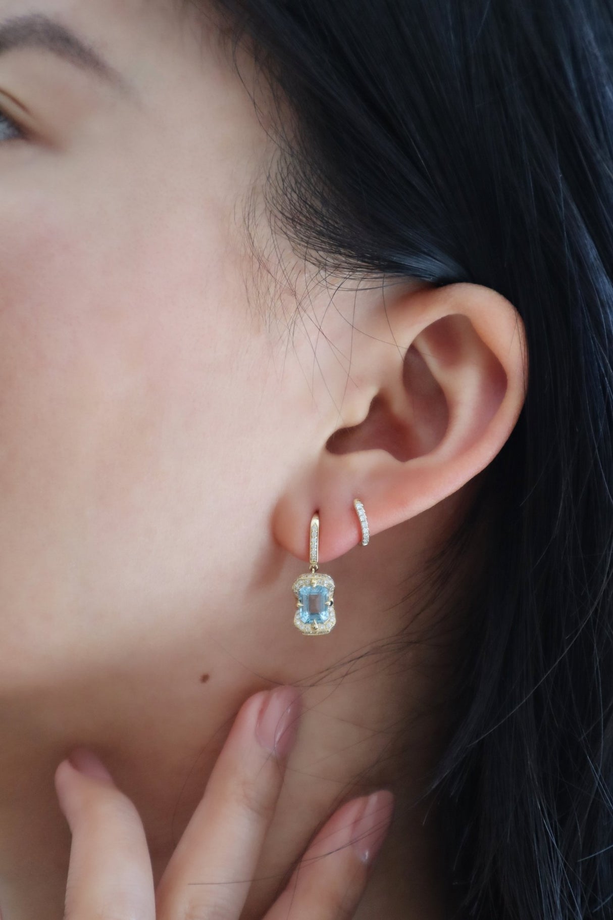 Aquamarine_Aurora_Earring_18k_gold_stackable_design on model