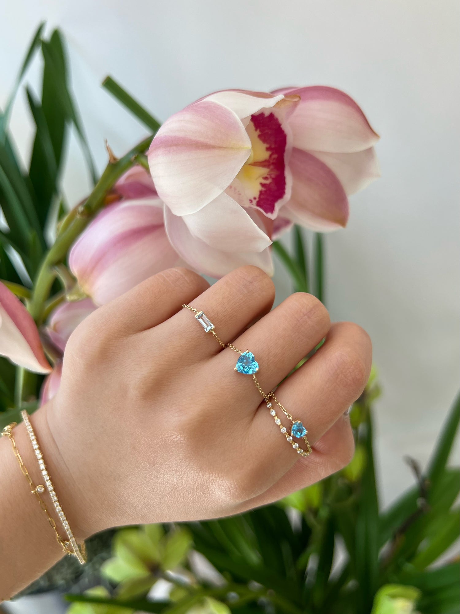 Blue Topaz Supreme Heart Chain Ring
18k gold Stackable ring on model