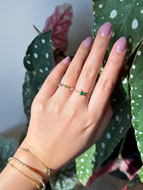 Brazilian Emerald Chain Ring 18K gold stackable ring on model