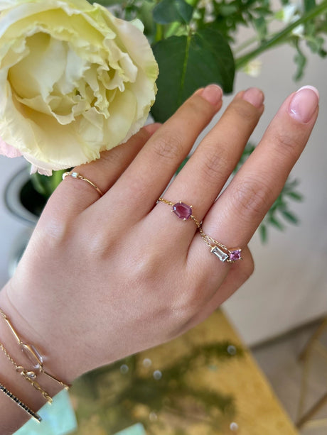 Ceylon Pink Sapphire Contour Chain Ring 18k gold stackable ring on model