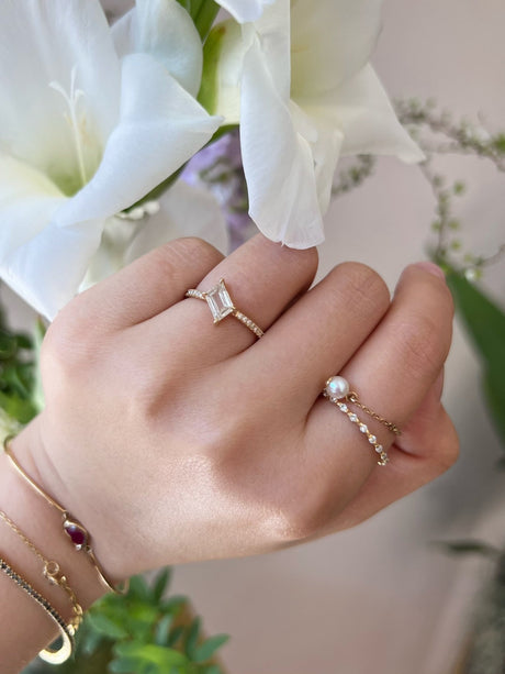 Diamond Contour Ring 18k gold engagement ring on model