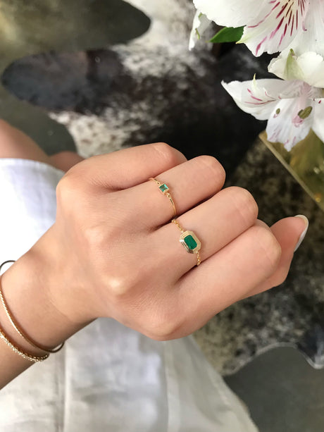 Emerald Frame Chain Ring 18k gold Stackable ring on model 1