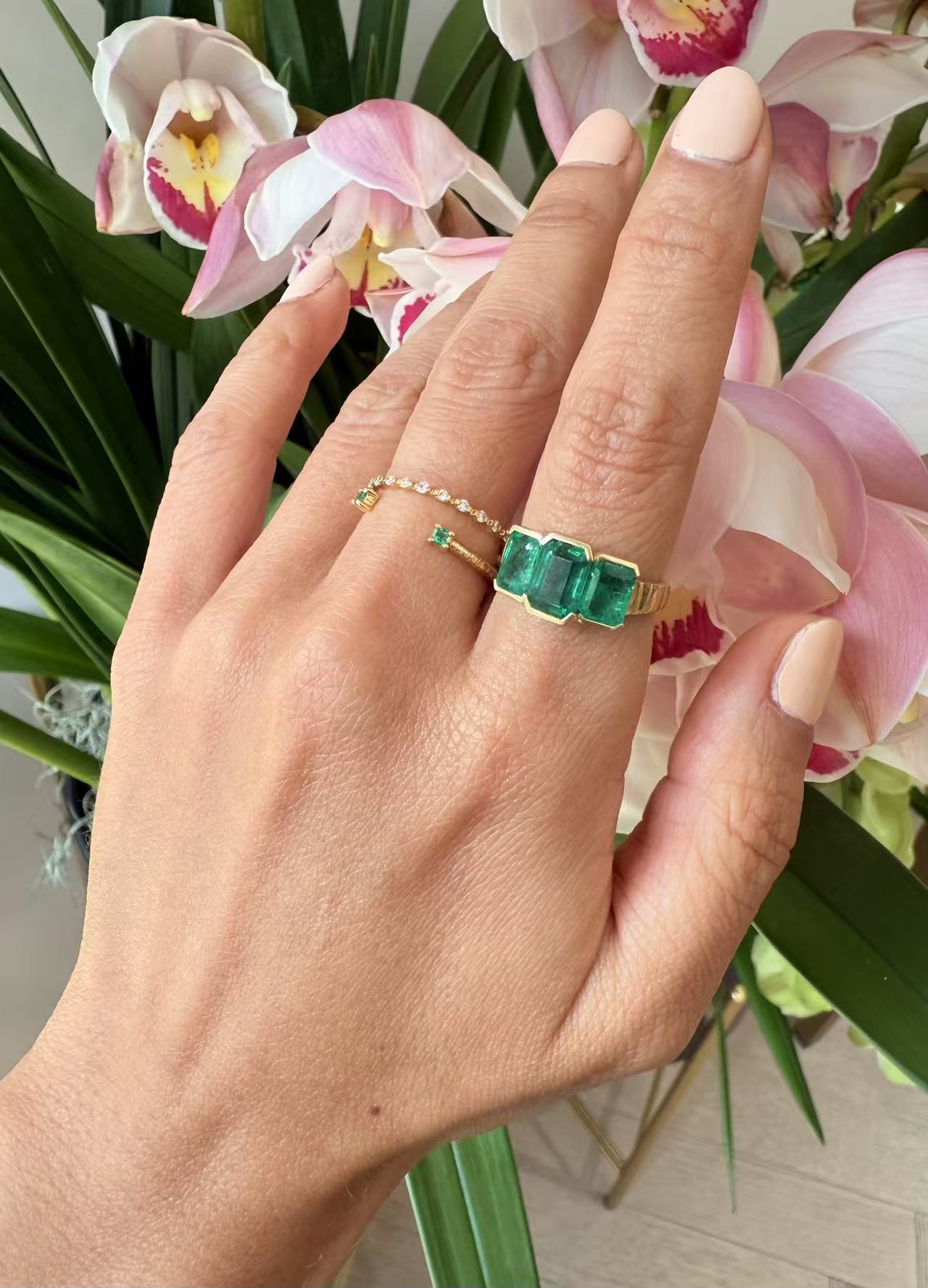 Emerald Tonal Rhythm Ring 18k gold engagement ring on model 1