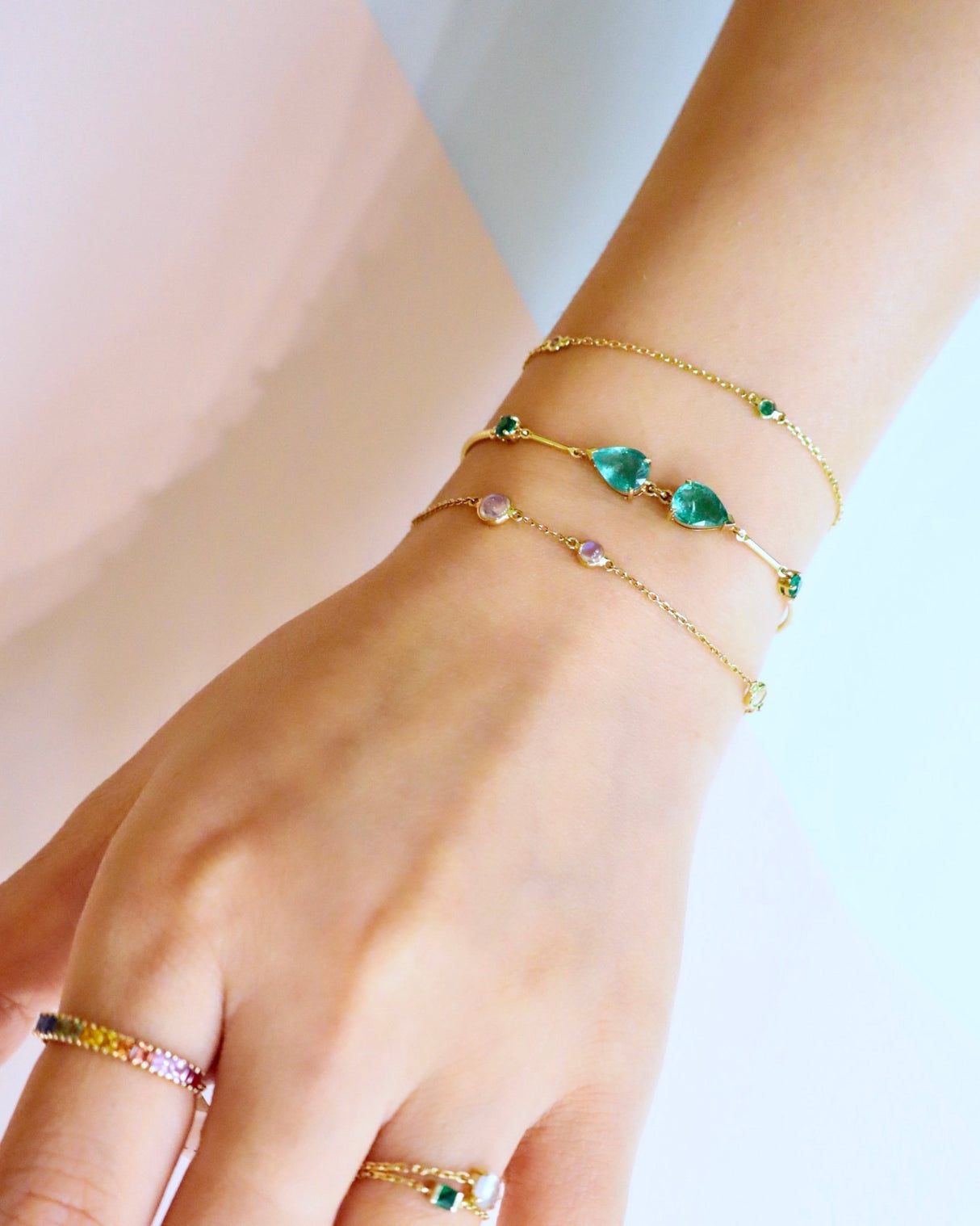 Emerald_duo_bangle_18K_gold_stackable_design_on_model_1