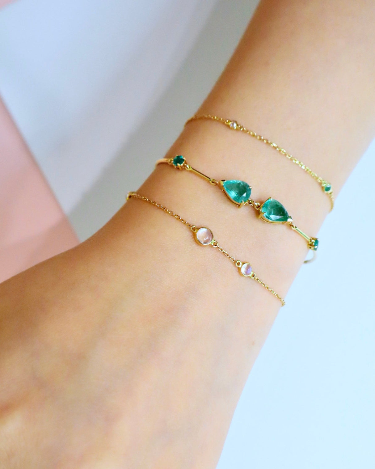 Emerald_duo_bangle_18K_gold_stackable_design_on_model_2