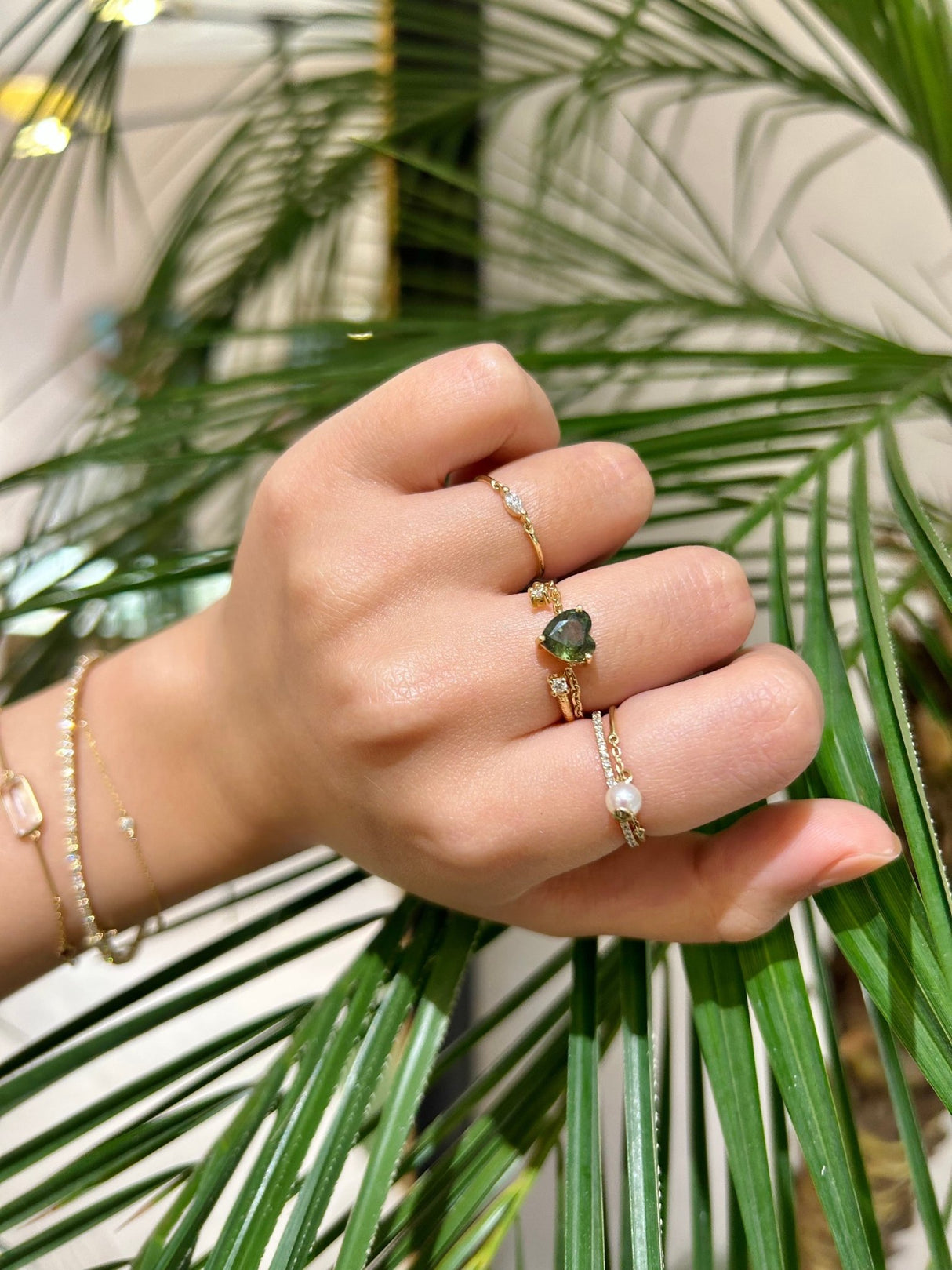 Green Sapphire Heart Supreme Chain Ring 18k gold Stackable ring on model