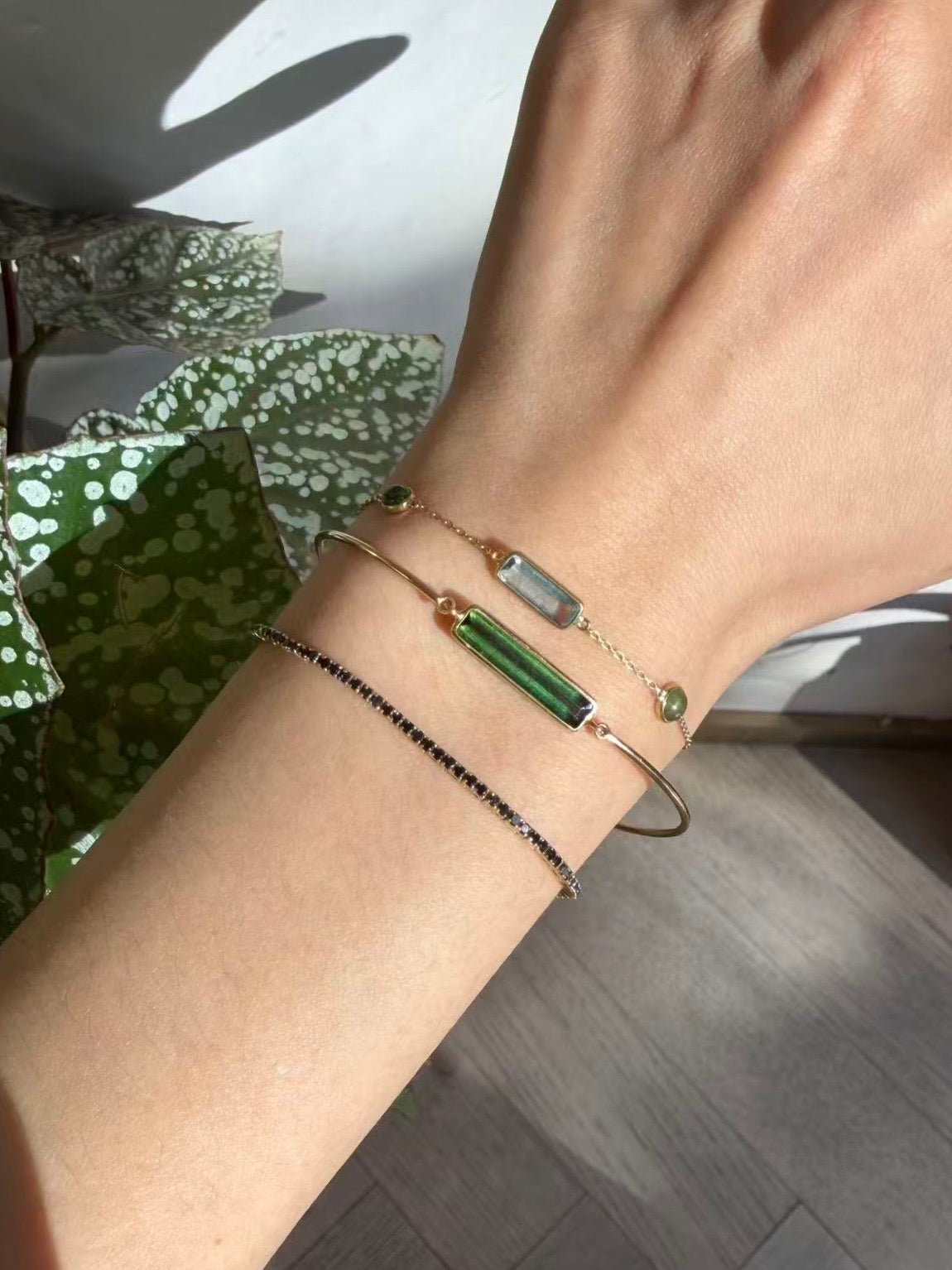 Green Tourmaline Supreme Bar Bangle 18K gold stackable design on model