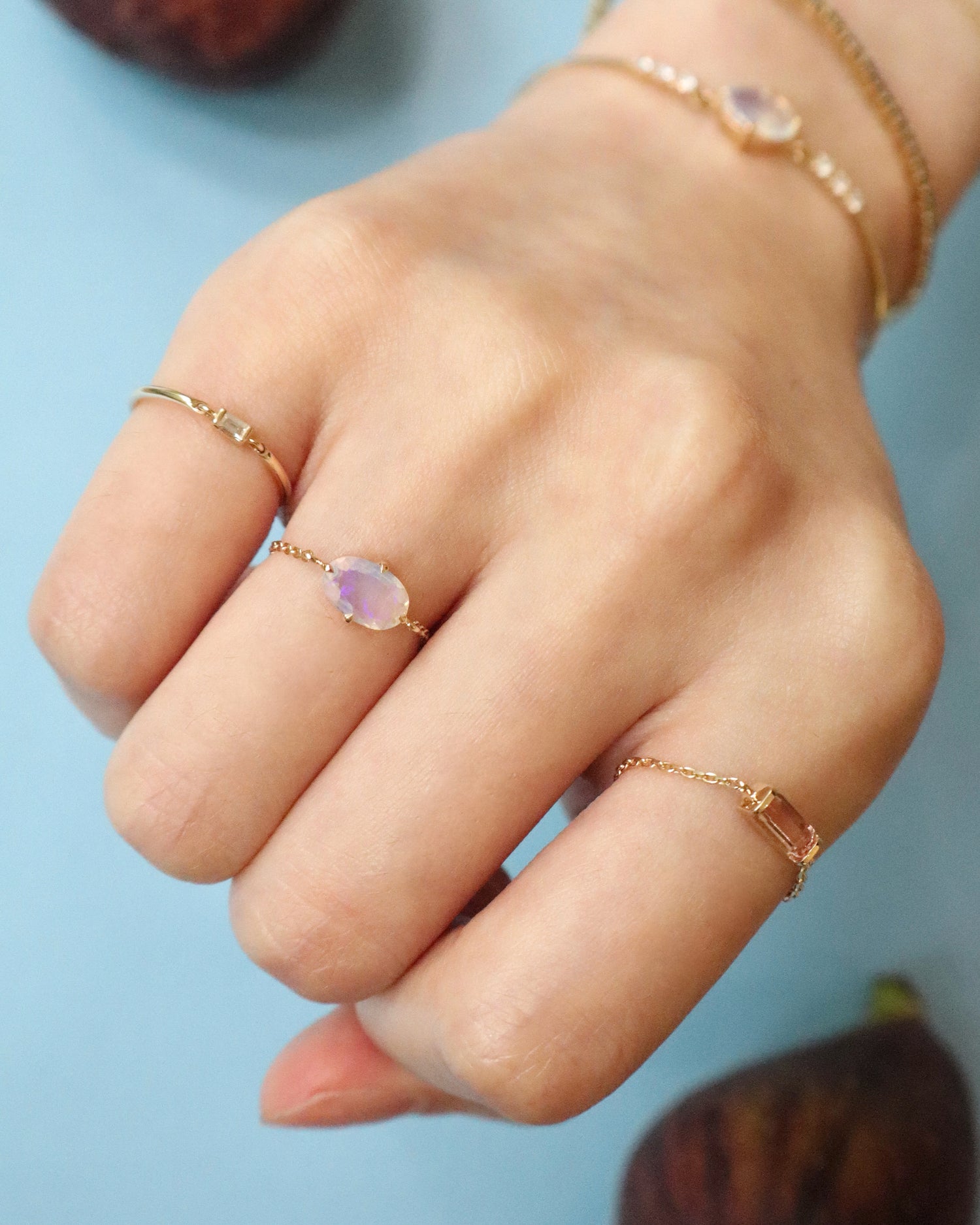 Jelly_Opal_Diamond_Chain_Ring_18K_gold_stackable_ring_on_model_1