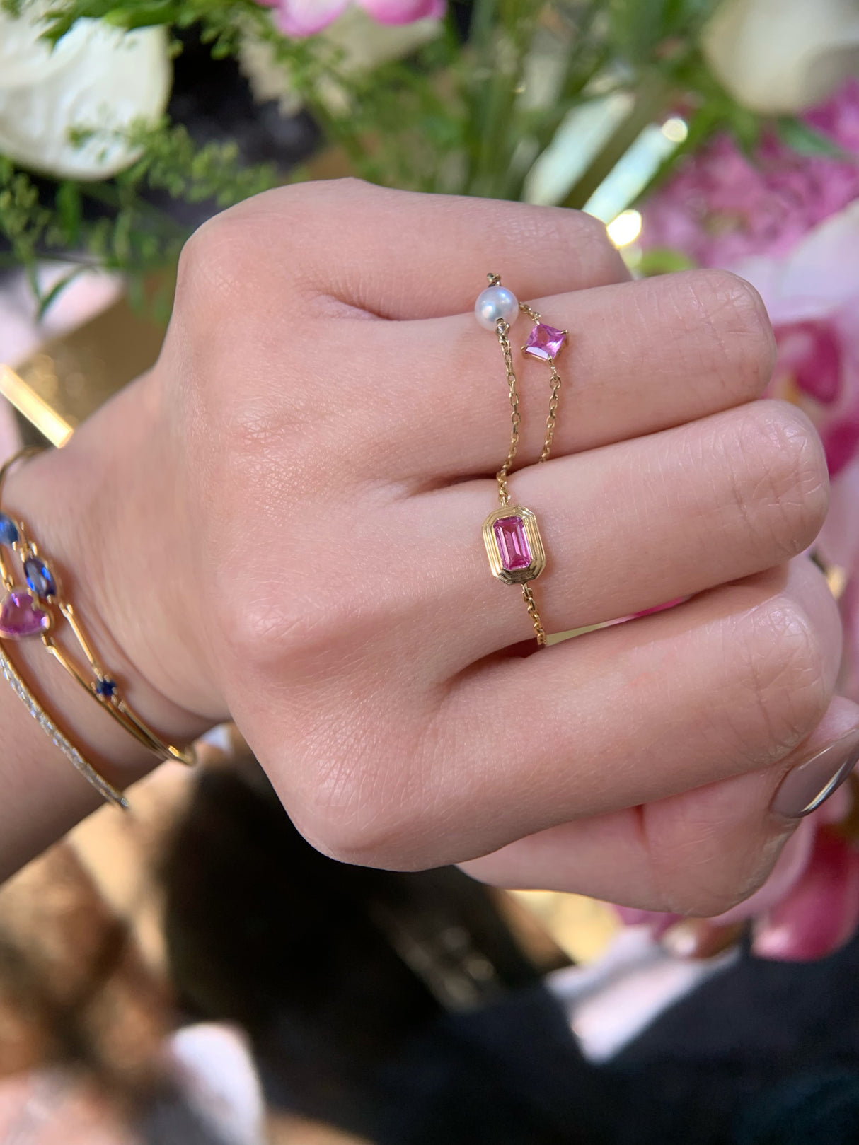 Pink Sapphire Frame Chain Ring 18k gold Stackable ring on model