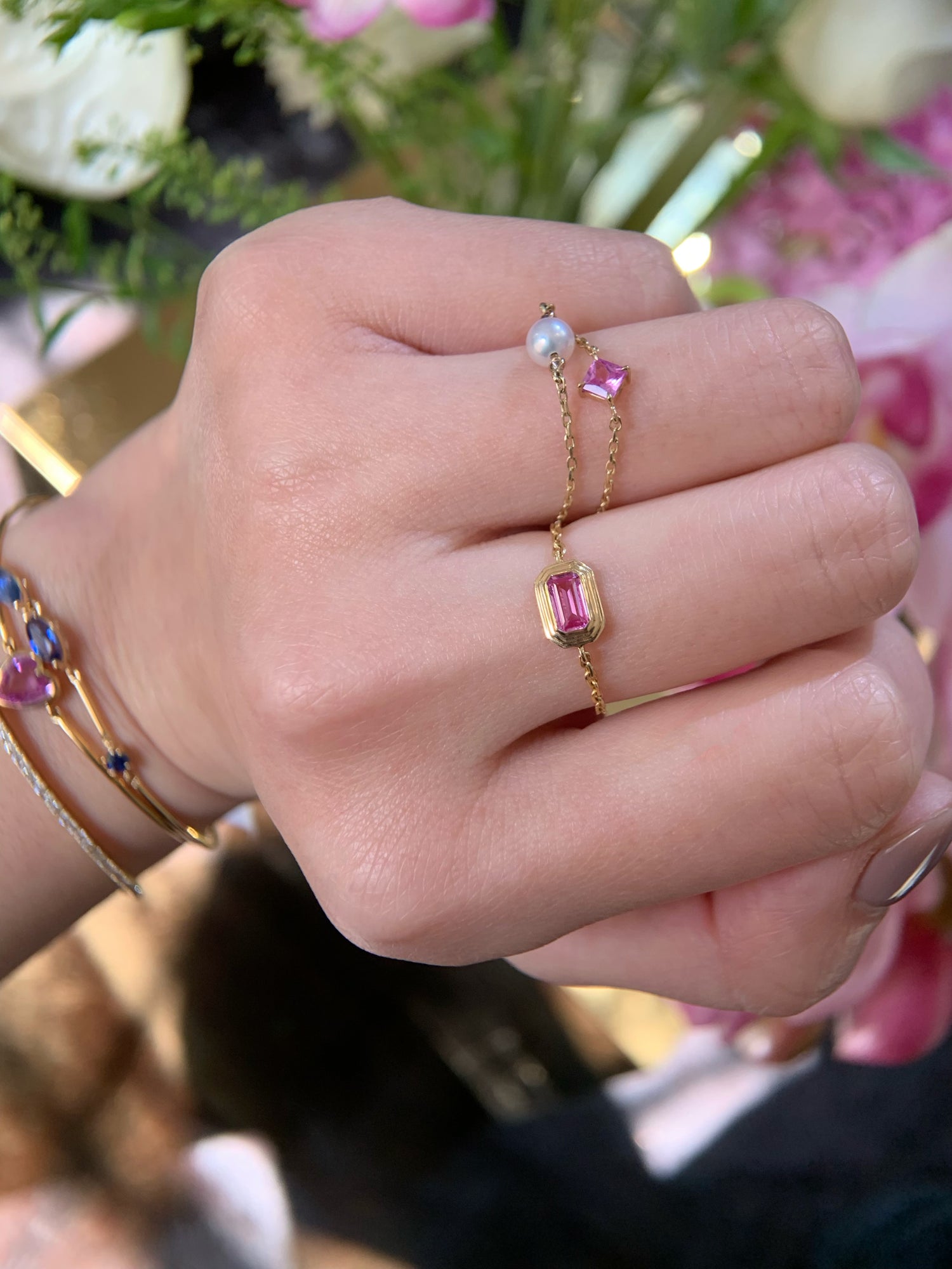 Pink Sapphire Frame Chain Ring 18k gold Stackable ring on model