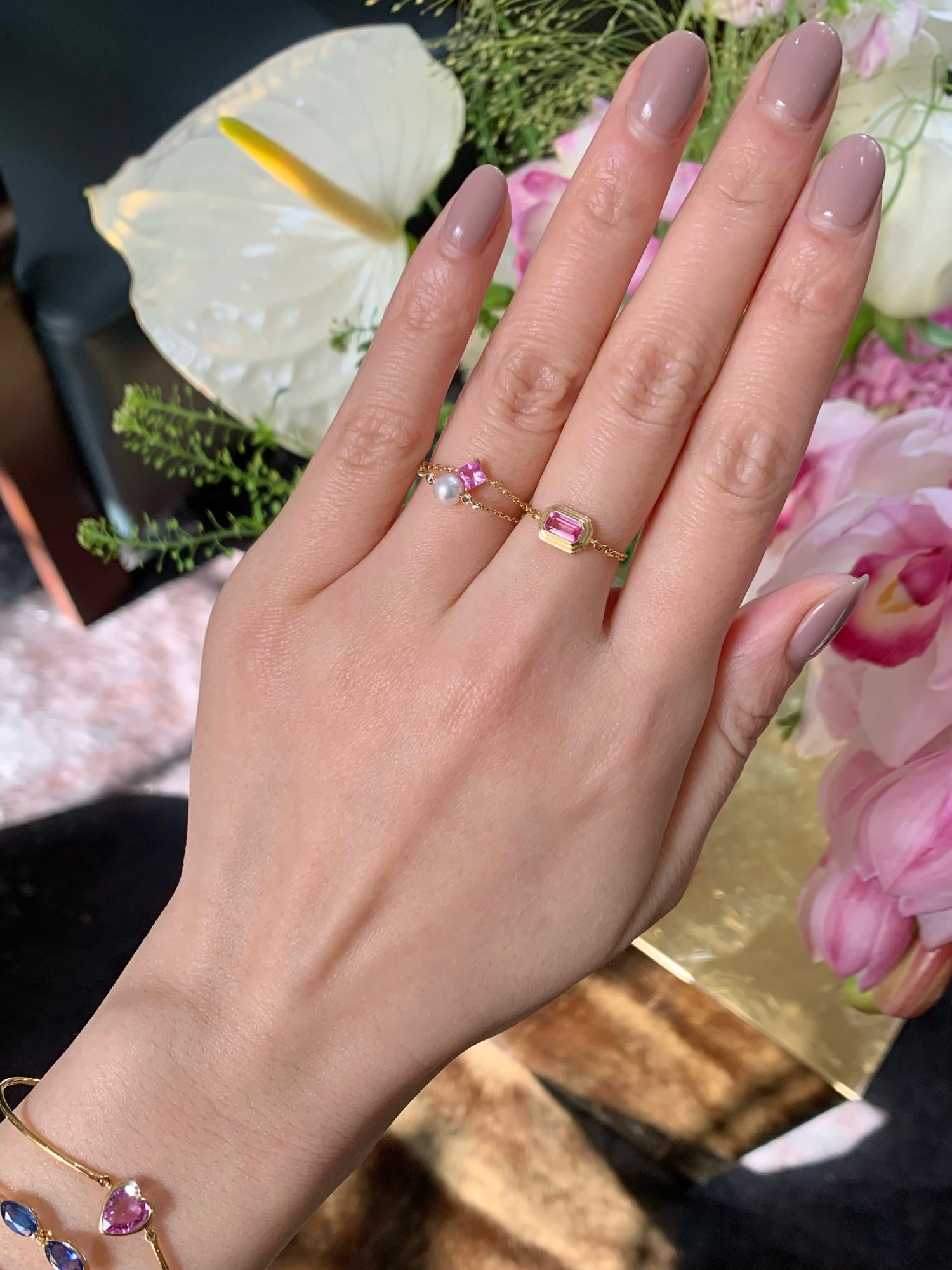 Pink Sapphire Frame Chain Ring 18k gold Stackable ring on model