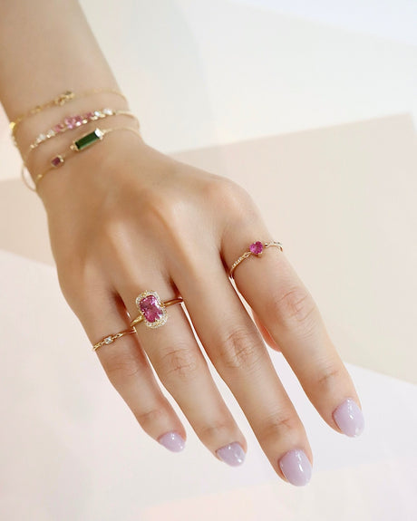 Pink_Spinel_Aurora_Ring_18K_gold_engagement_ring_on_model_1