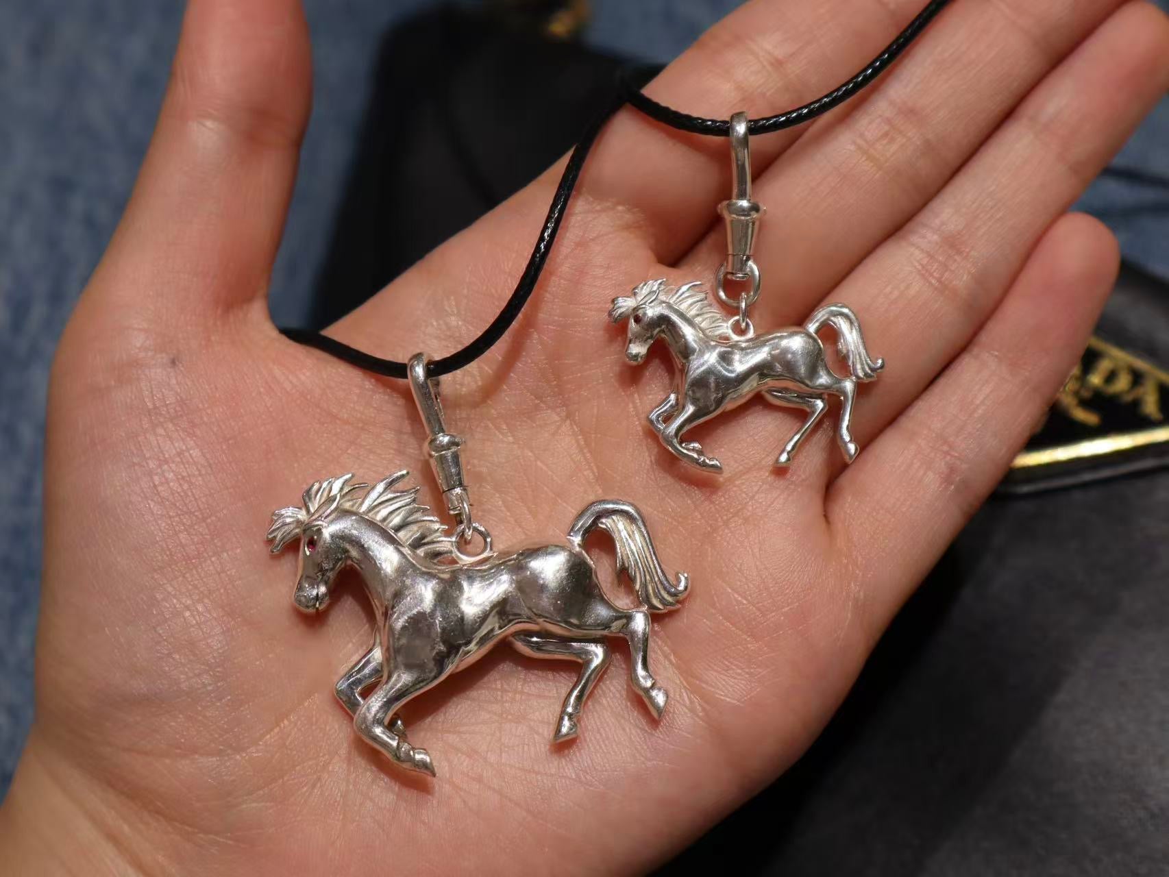 アクセサリー K18 YG ILLUSION GLASS PENDANT HORSE. Silver Horse Pendant – YI COLLECTION
