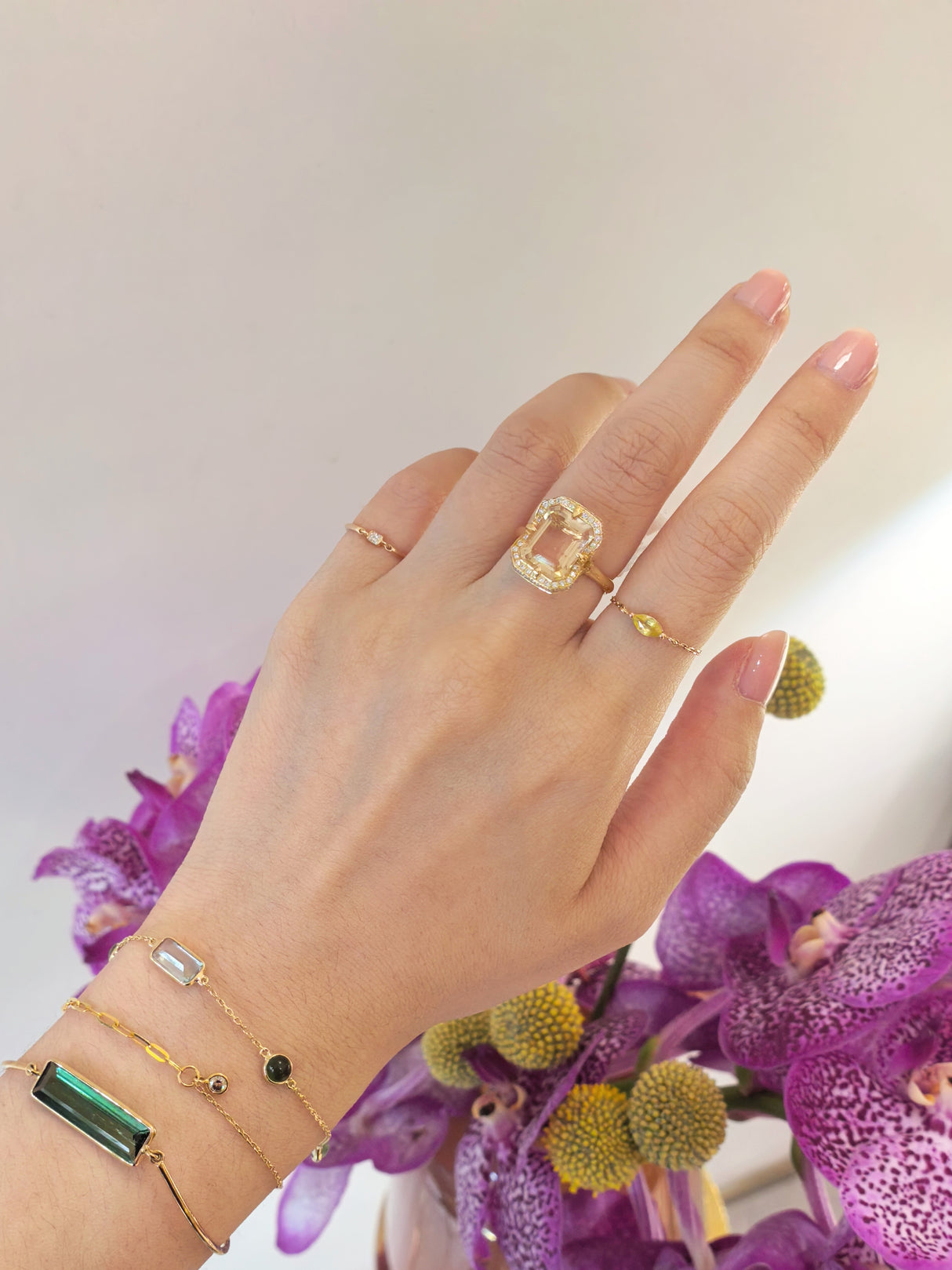 Sunstone_Aurora_Ring_18K_gold_engagement_ring_on_model