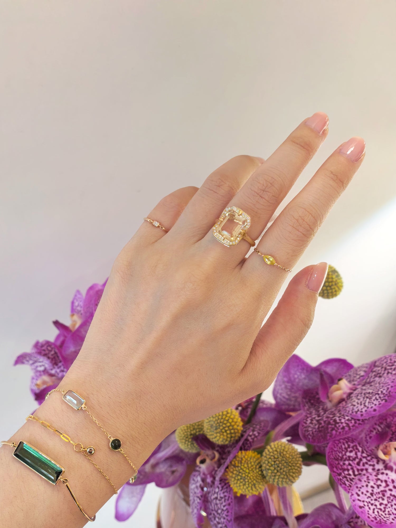 Sunstone_Aurora_Ring_18K_gold_engagement_ring_on_model