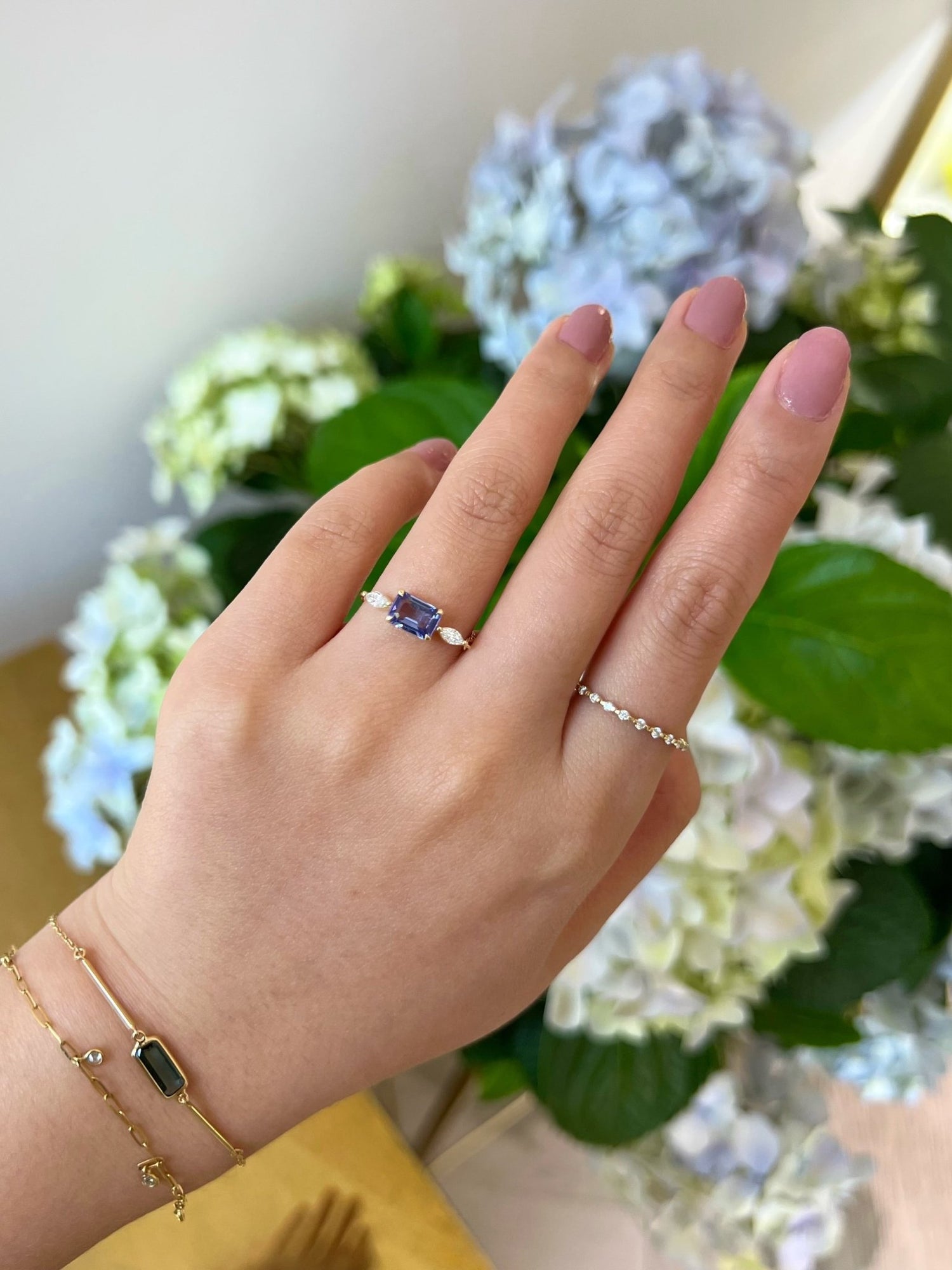 Tanzanite & Diamond Dream Weaver Chain Ring 18k gold Stackable ring on model 2