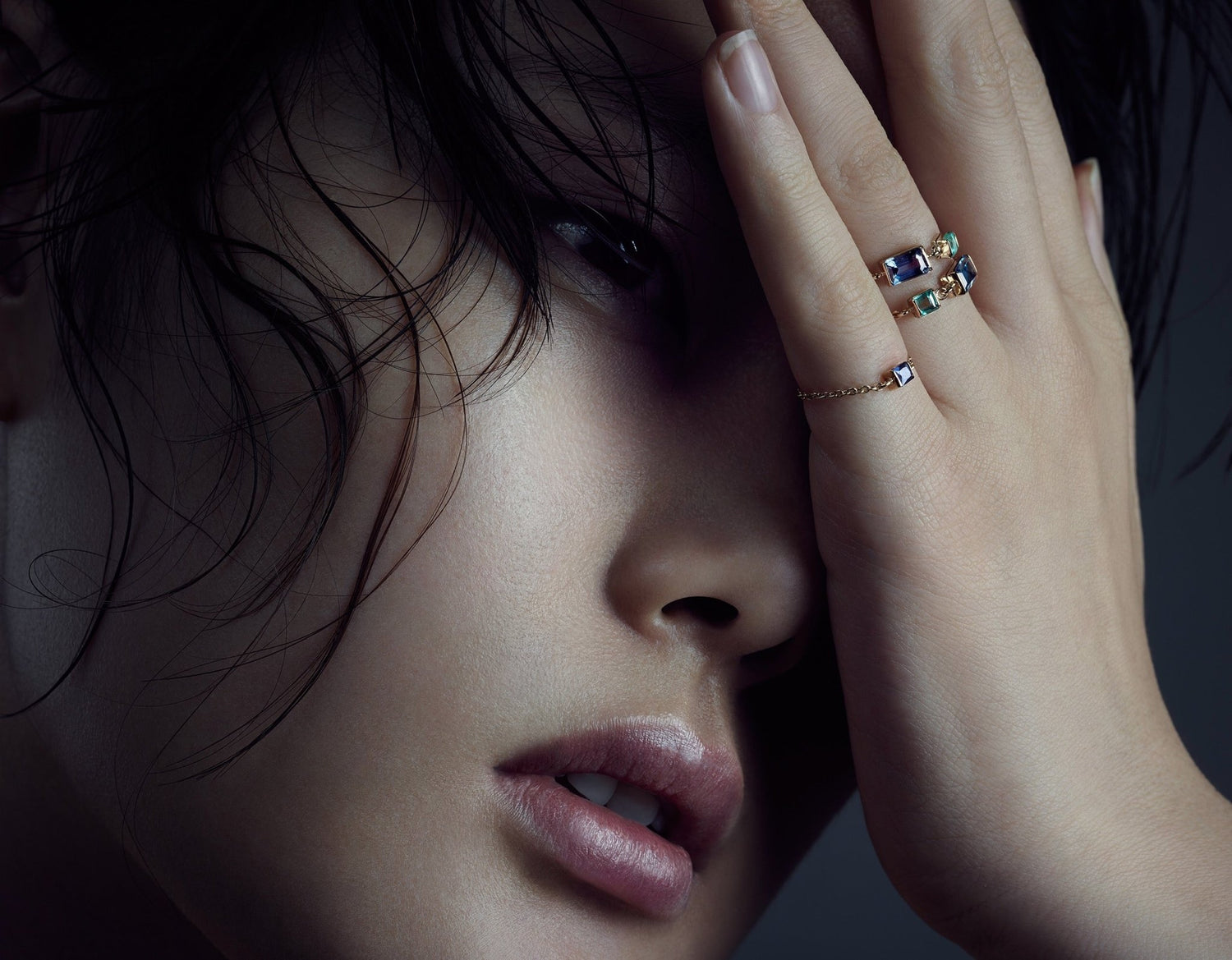 Topaz & Emerald Chain Ring 18k gold Stackable ring on model