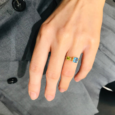 Topaz & Peridot Chain Ring 18k gold Stackable ring on model