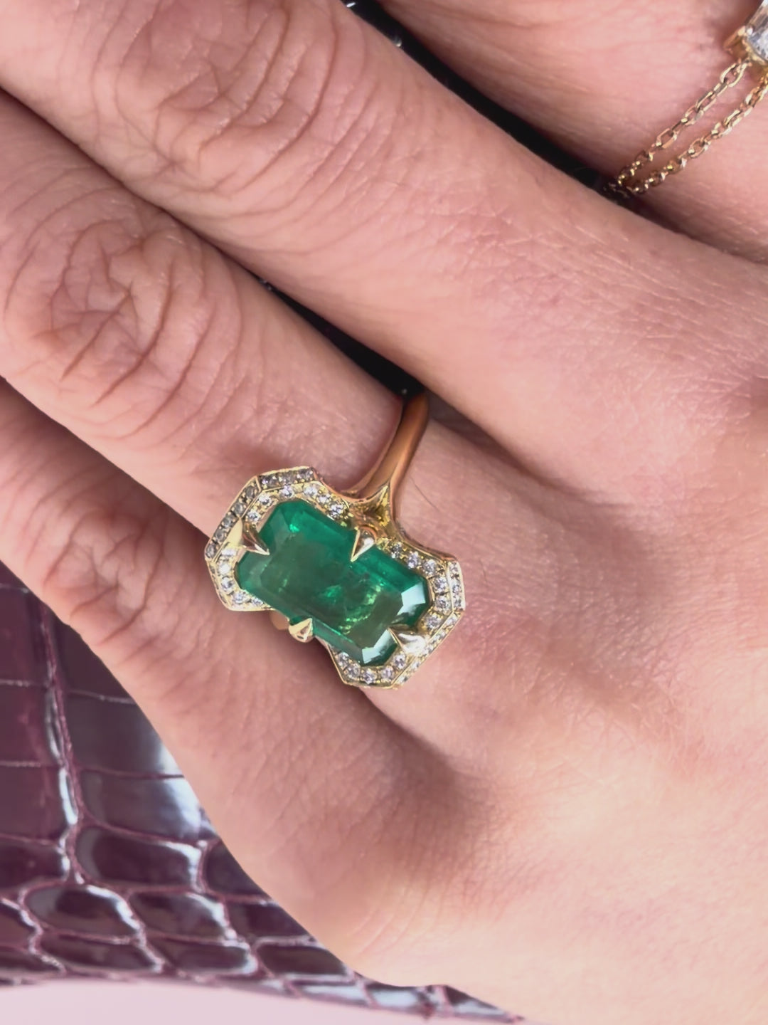 Emerald Aurora Ring 18k gold stackable ring