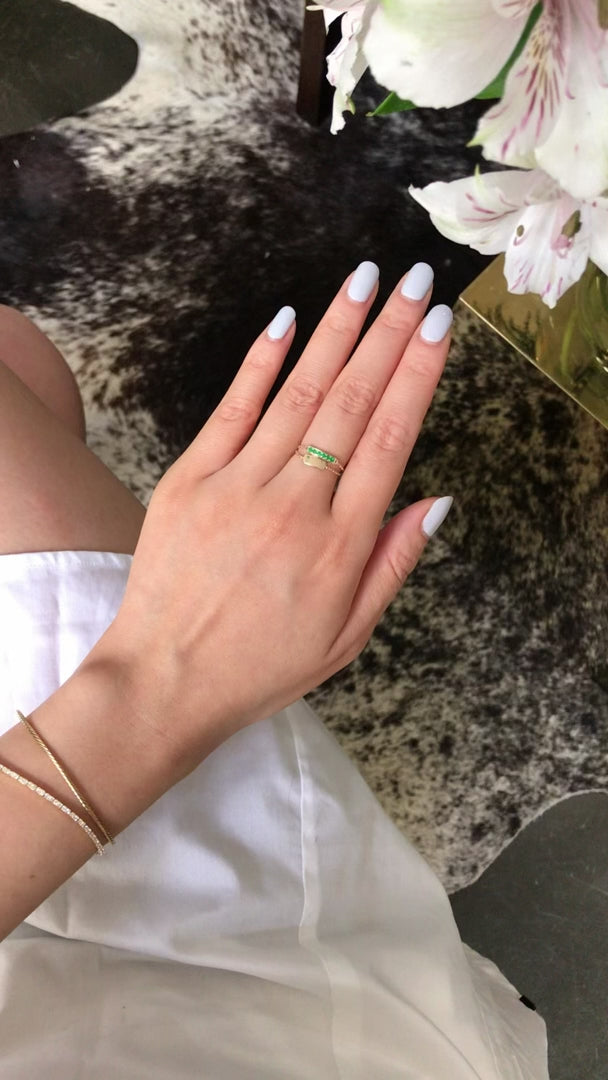 Lucky Emerald Bar Chain Ring 14k gold Stackable ring on model