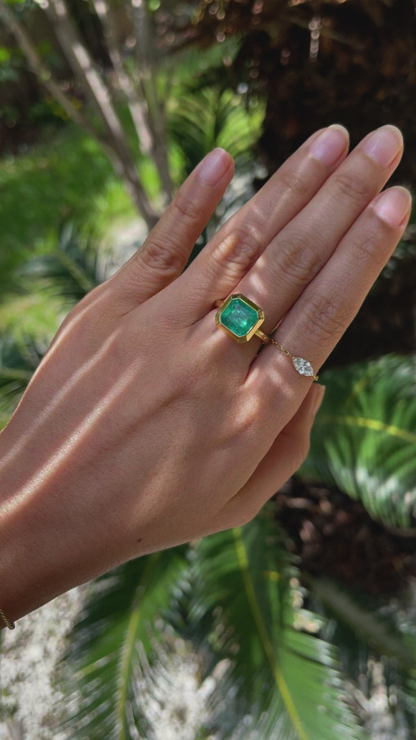 Emerald Nouveau Supreme asscher Ring