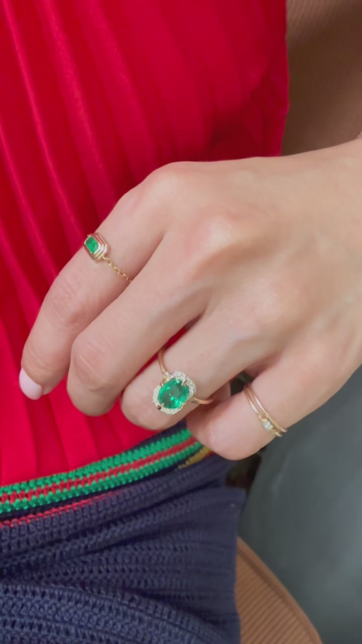 Oval_Emerald_Aurora_Ring_18K_gold_engagement_ring_on_model_video