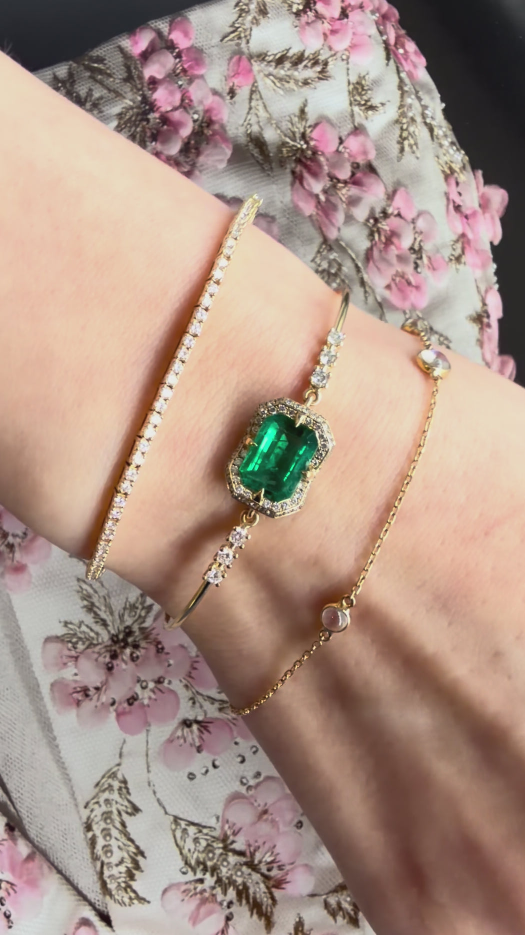Emerald_Diamond_Aurora_Bangle_18K_gold_stackable_design_4