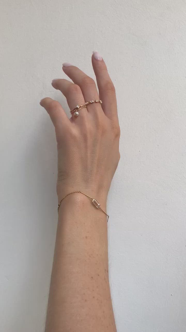 Diamond Links Chain Ring 18k gold Stackable ring on model 